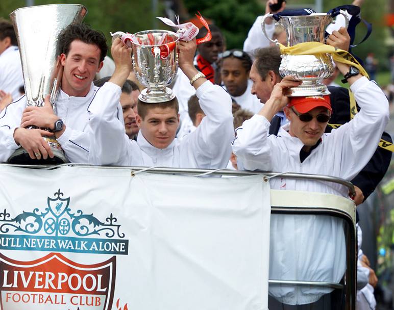 20 Maggio 2001. Steven Gerrard al centro, con i compagni Robbie Fowler a sinistra e Sami Hippyia a destra, durante i festeggiamenti per i tre trofei Uefa, FA Cup e Worthington Cup vinti dal Liverpool (Reuters)